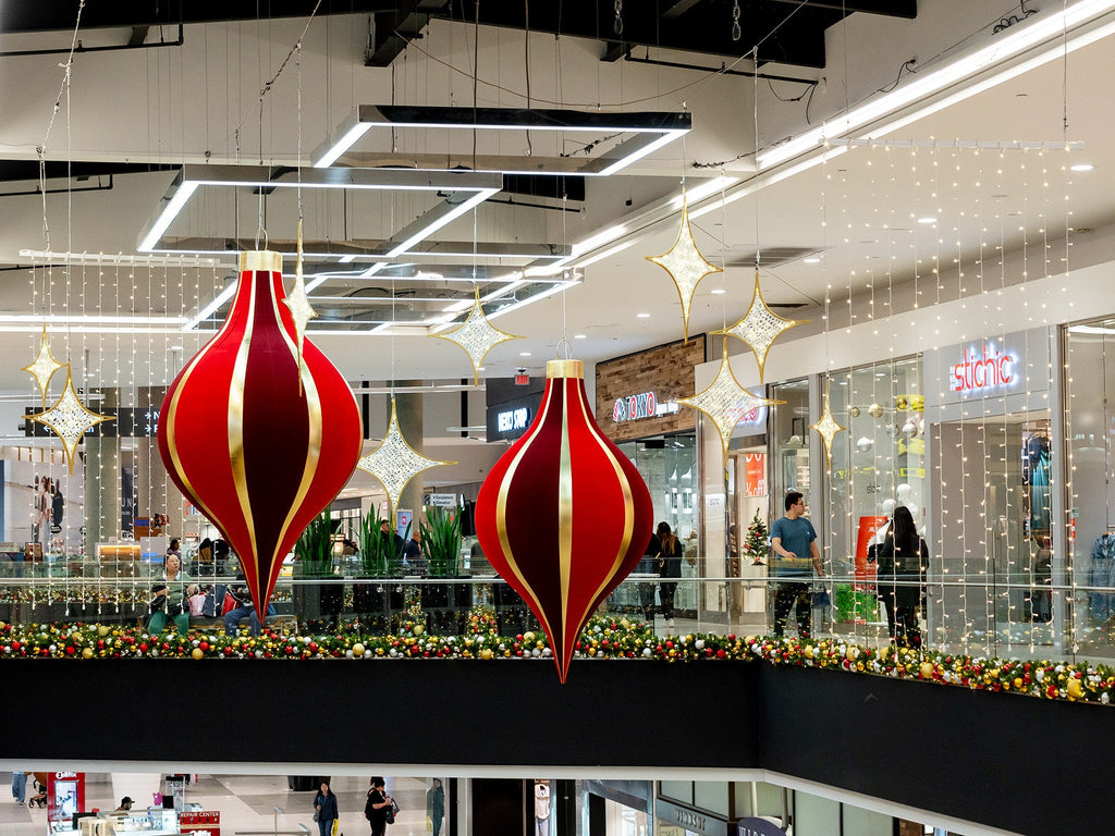 Guide to Integrating Indoor and Outdoor Commercial Holiday Decorations
