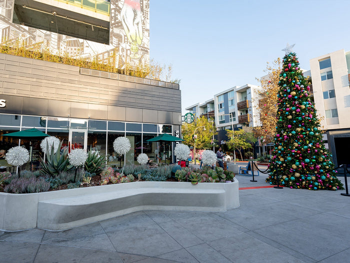 How Commercial Holiday Decor Improves Customer Experience