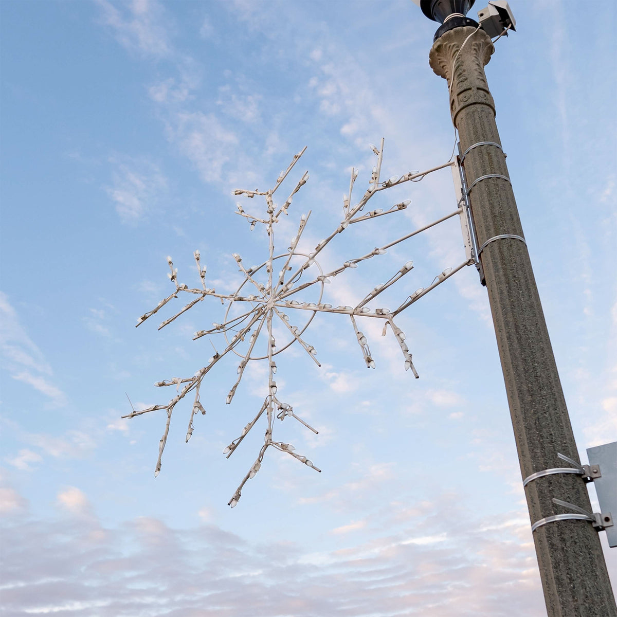 Dekra-Lite LED Deluxe Ice Snowflake Pole Mount displayed on a light pole