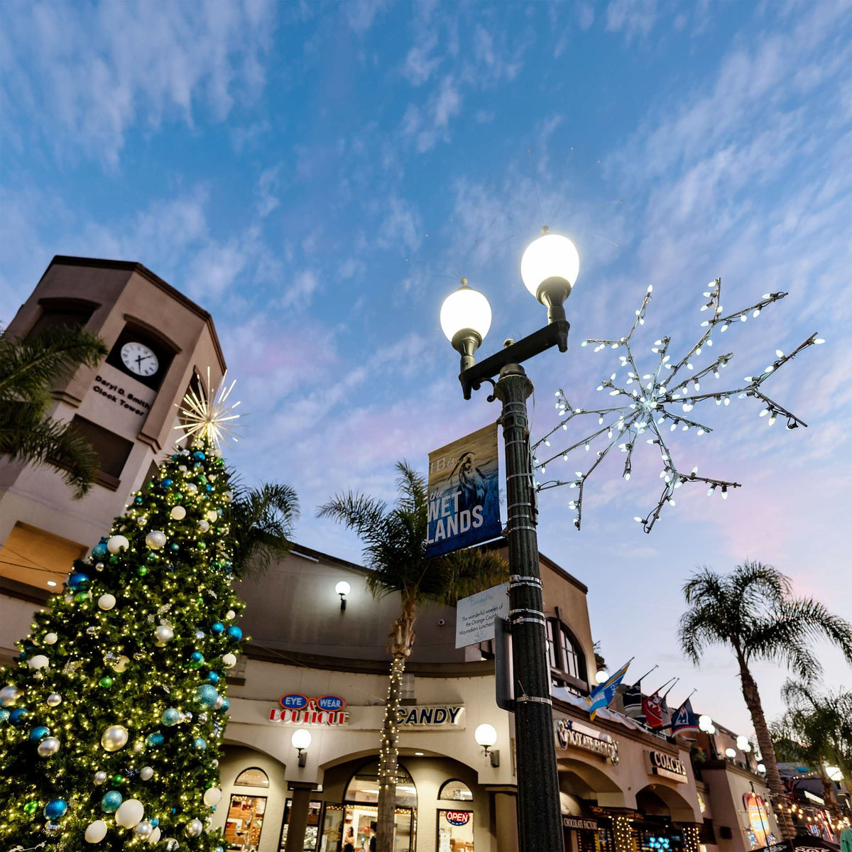 Dekra-Lite LED Deluxe Ice Snowflake Pole Mount displayed on a light pole