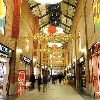 Dekra-Lite 9.2' Manhattan Gold Spray displayed in a mall.