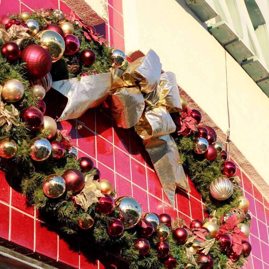 Dekra-Lite Oval Wreath w/ Gold Holiday Bow