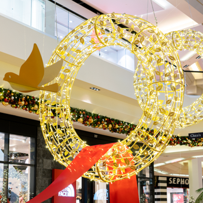 Dekra-Lite 6.5' Leavesden Wreath in a mall