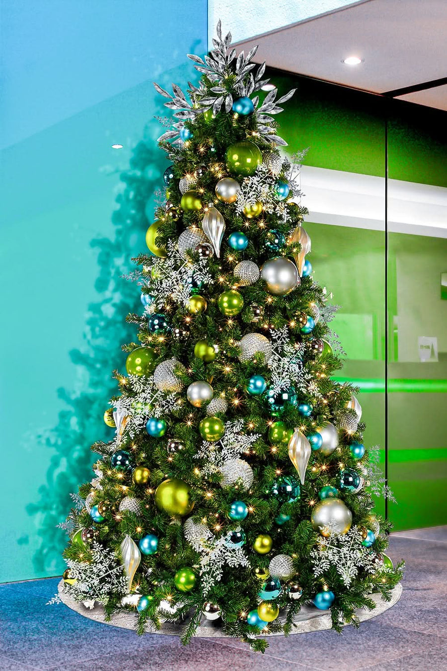 Dekra-Lite Coastal Christmas Pre-Decorated Tree Display