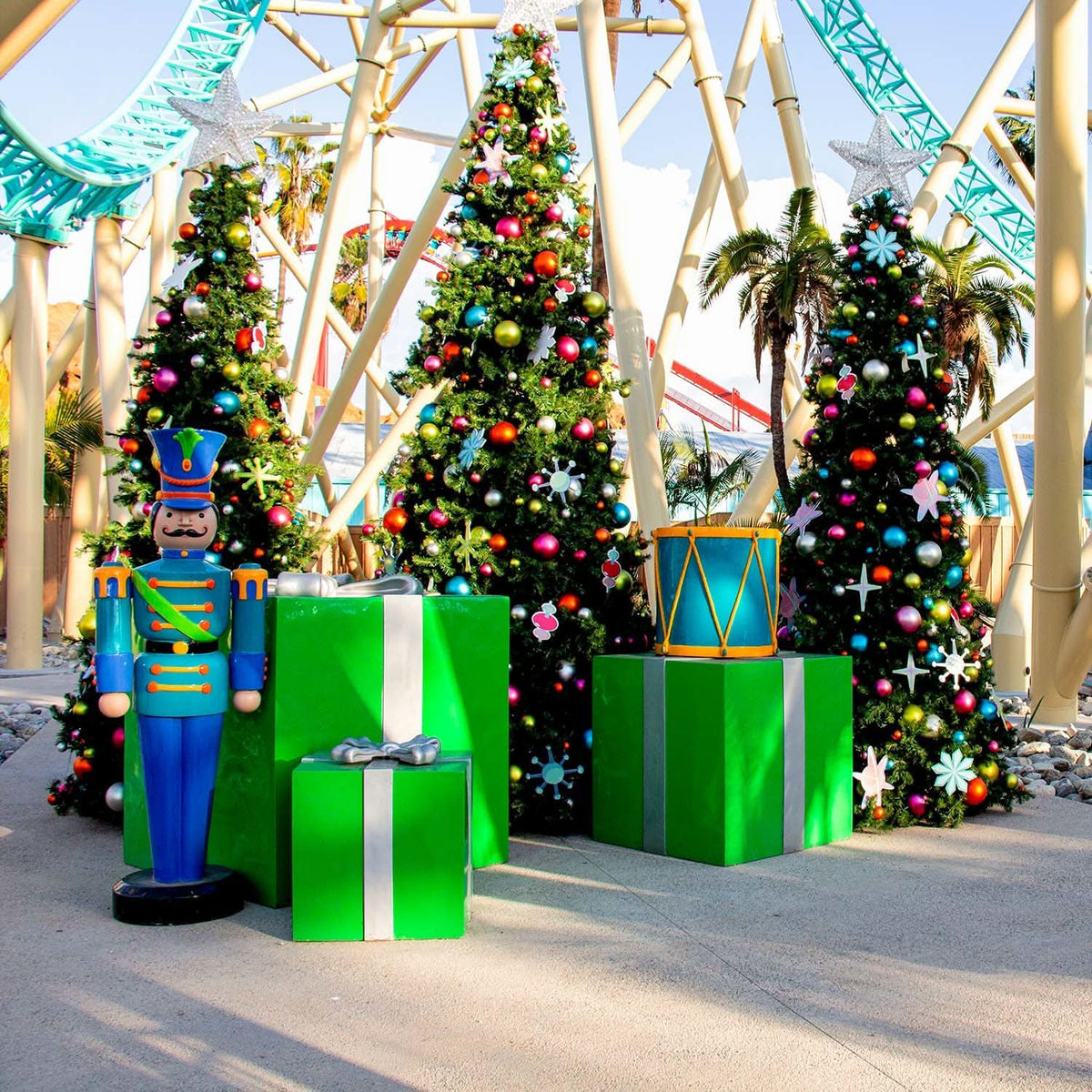 Dekra-Lite Green and Blue Gift Boxes Display