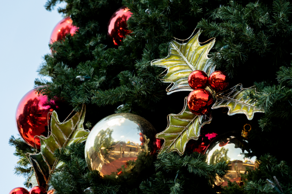 Metal Holly Leaves