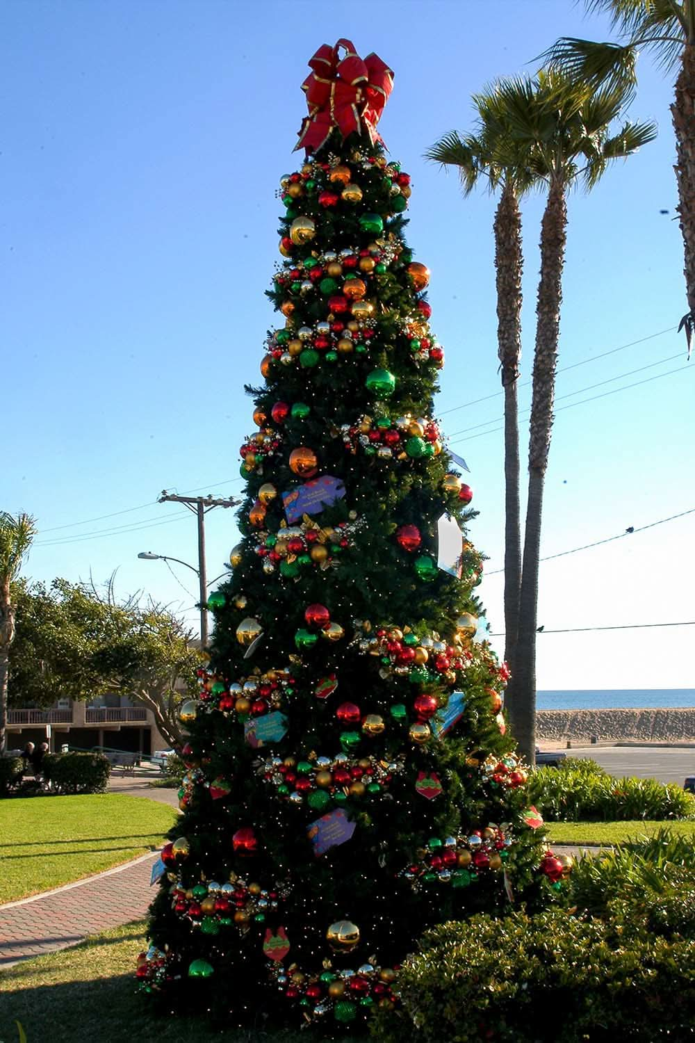 Dekra-Lite Festive Ornament Cluster on Classic Decorated Christmas Tree