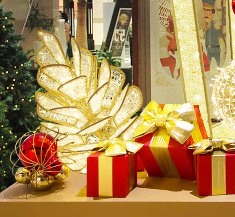 Dekra-Lite Lit Alopi Pinecone Display